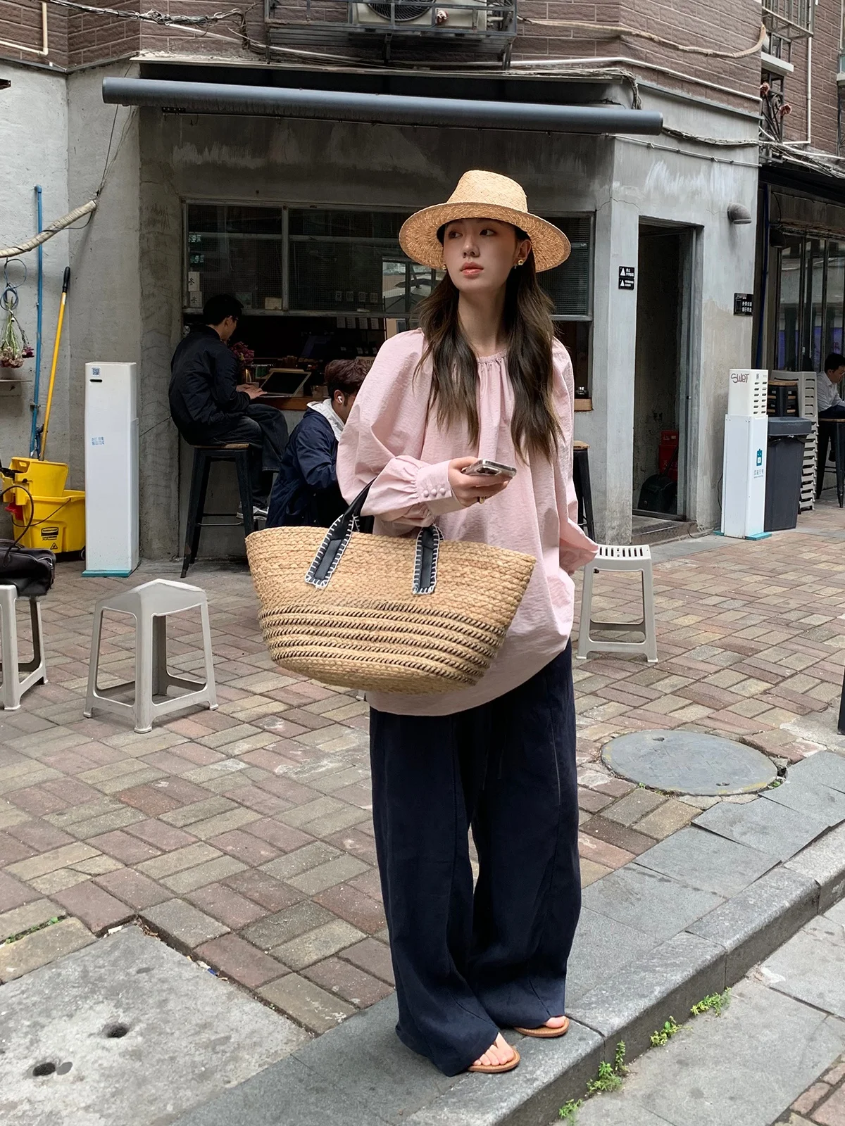 春季新作カジュアルパンツ：通勤風ストレートロングスタイルの実用性と使い分け