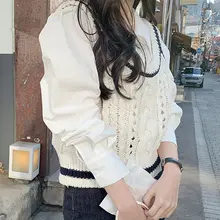 フレンチスタイルのフィットシャツ【パフスリーブ・無地・襟付き】とニットキャミソール（セットアップ対応）