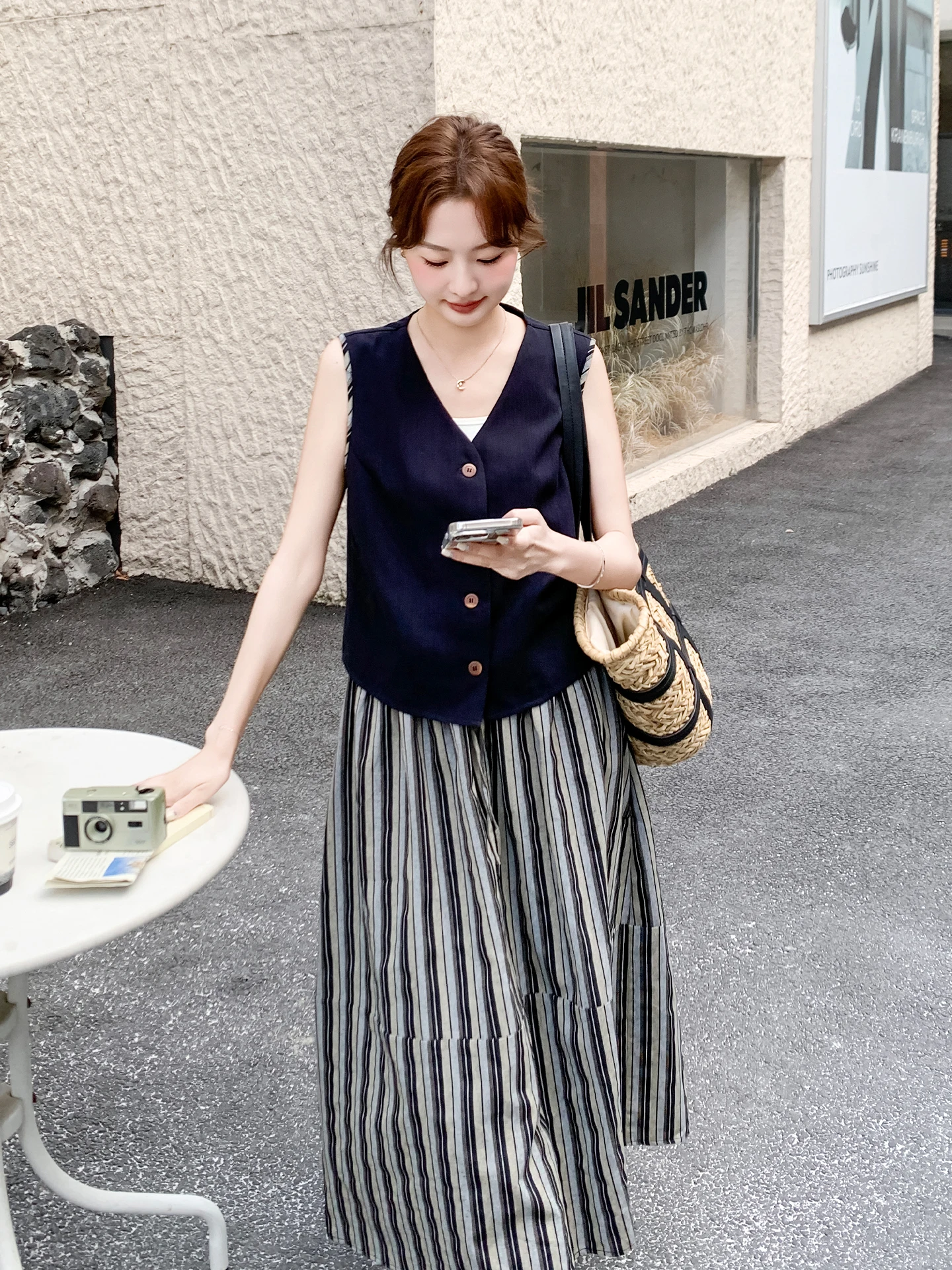 青ベストコーデはなぜ今、若者の夏のスタイルに不可欠なのか？