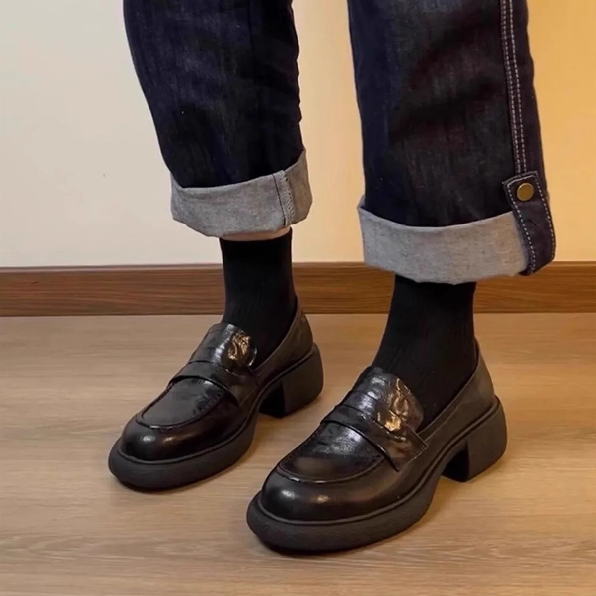 羊皮製厚底ローヒールパンプス：通勤シーンで足に負 担をかけない日常スタイル