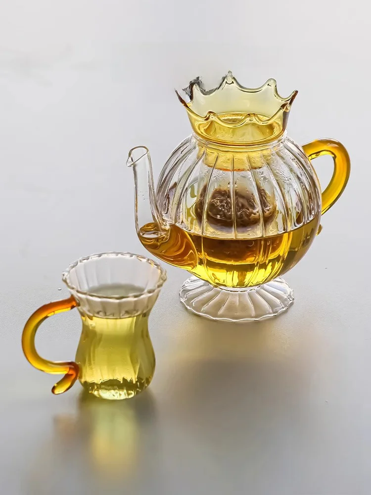 ガラスティーカップ おしゃれなデザイン 例：英国式アフタヌーンティー茶器セットの実用性とデザイン分析