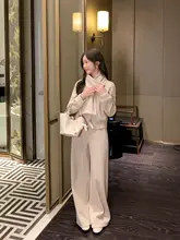 おしゃれなデザイン！秋冬用スカーフ付きトップスとパンツのコーディネート（セットアップ対応）