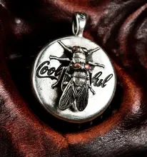 個性的なシルバーのハエモチーフネックレス【ユニークデザイン・アンティーク風・昆虫モチーフ】