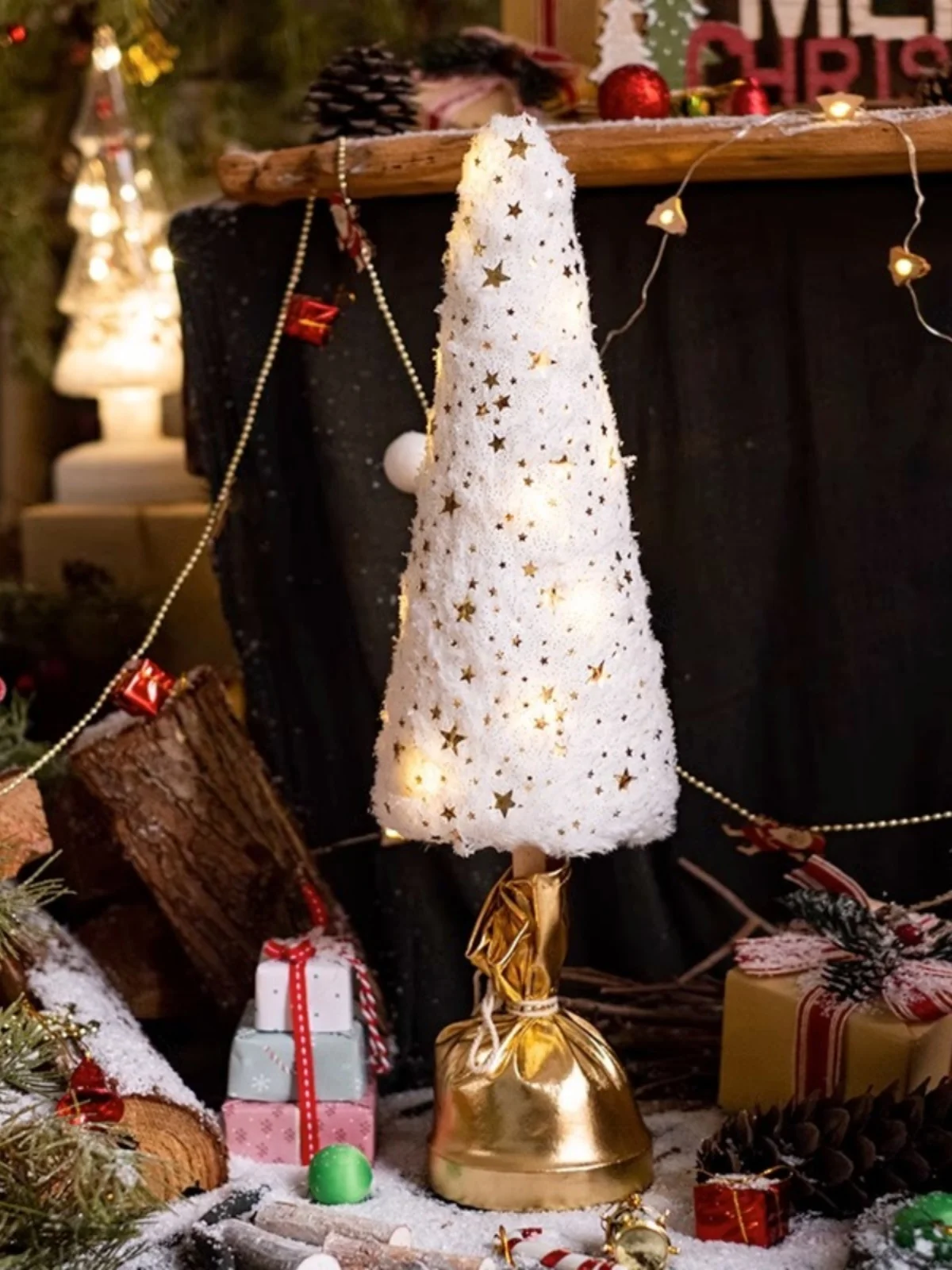 光るクリスマスツリーライト装飾品：ピンクの雰囲気をデスクに表現する最適な選択