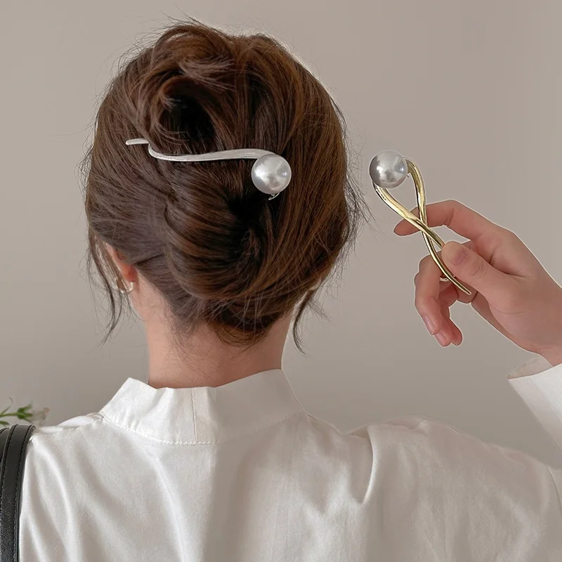  大きさのある人工パールヘアクリップ：ワンサイドヘアの留め方を実証するカエル型デザイン