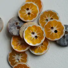雪のような柔らかさのオレンジ色の花デザインシェルボタン