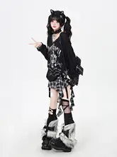 ユニークデザインのVネック長袖Tシャツ【春秋用・フィット】