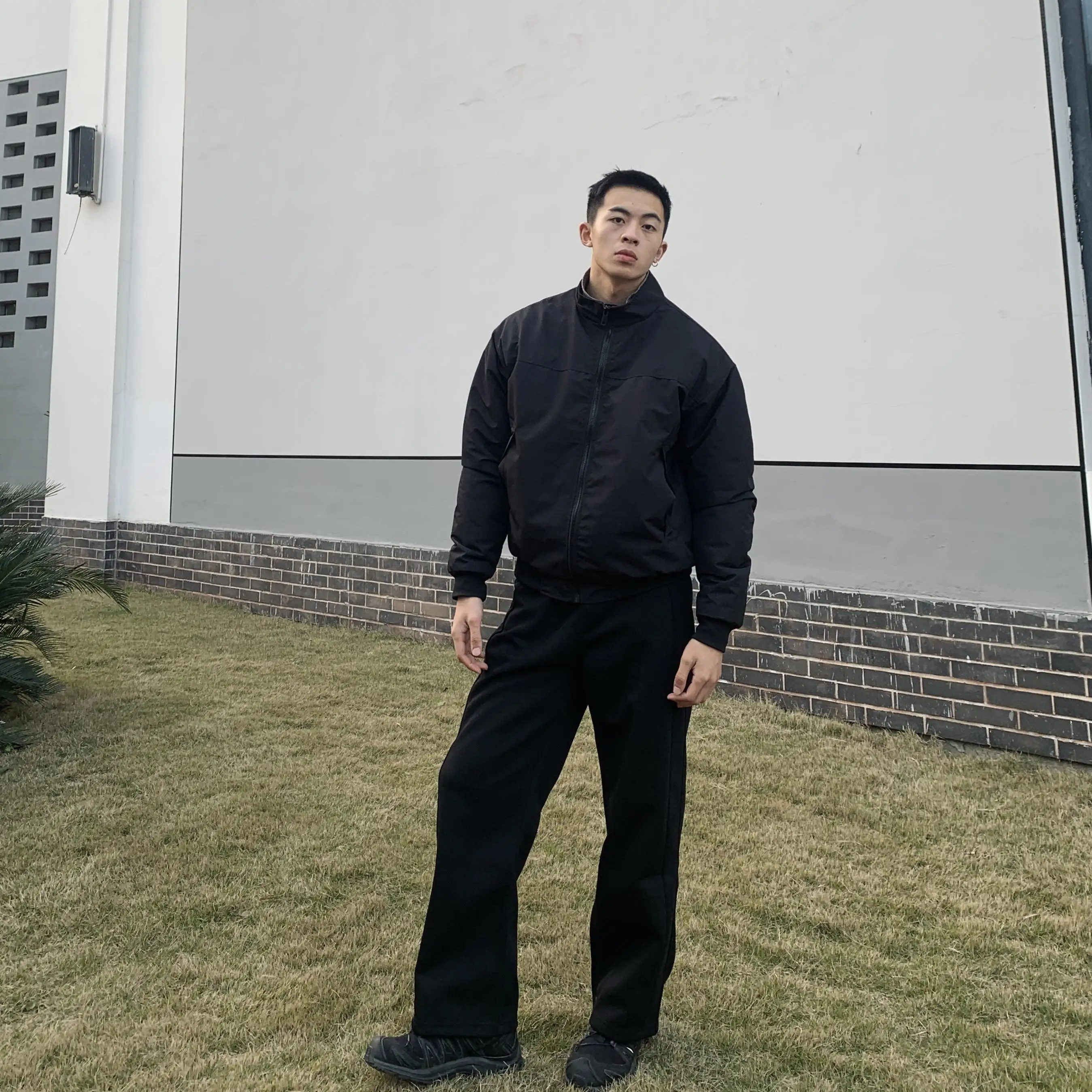 カーゴパンツ メンズ コーデ vs ストレートパンツ｜通勤シーンで失敗しない選び方