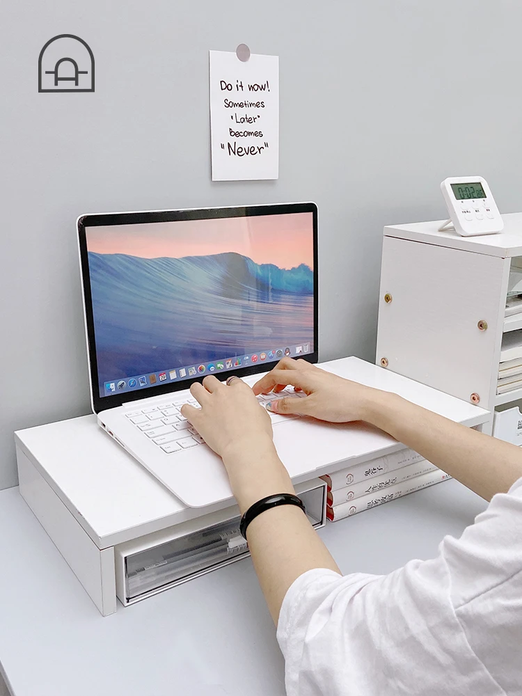 デスクトップ収納スタンド：ノートパソコン用の高さ調整機能とシンプルデザインが解決する収納課題