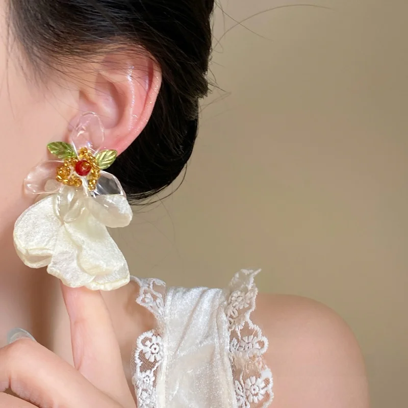 春の飾りに手作りをどう選ぶ？純白の布製山茶花イヤリングがもたらす、心に響く美しさとは