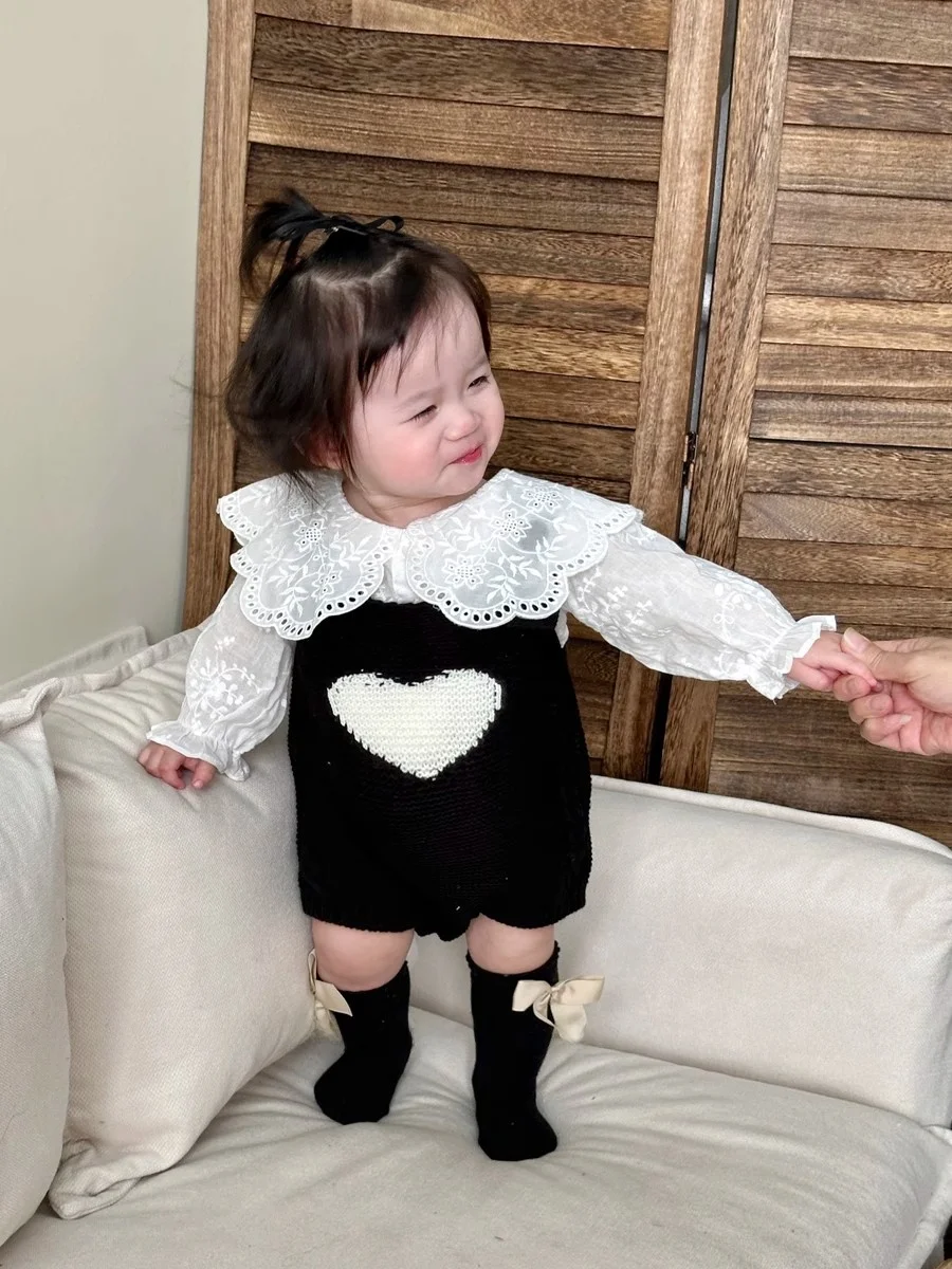 秋用 ベビー服 レース付き大きな襟の黒いサロペットのサイズ目安と実際のフィット感
