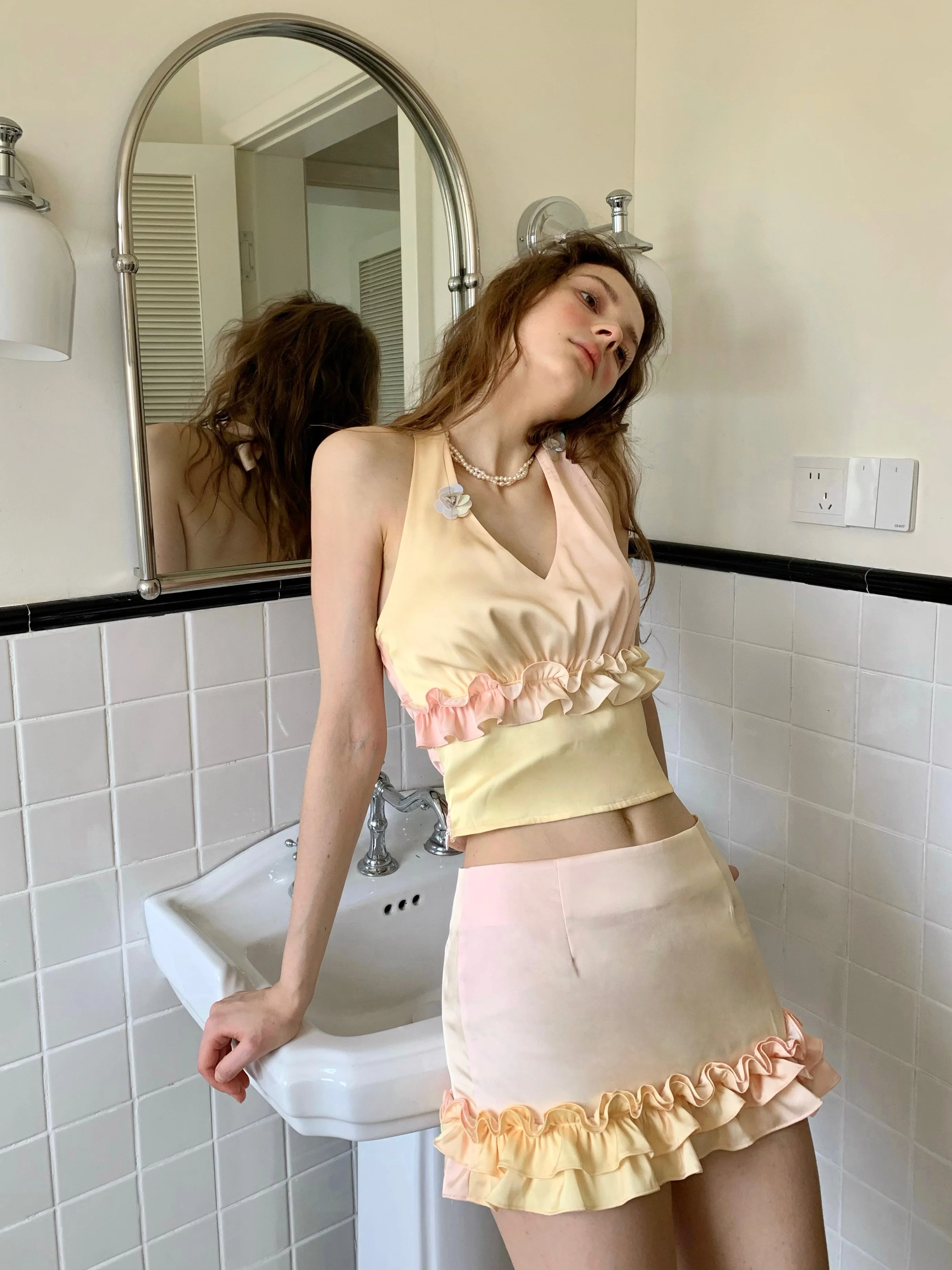 20代後半の女性が「安全で可愛い」コーデにどう選ぶ？サテン風グラデーションホルターネックドレス＆スカートの選び方