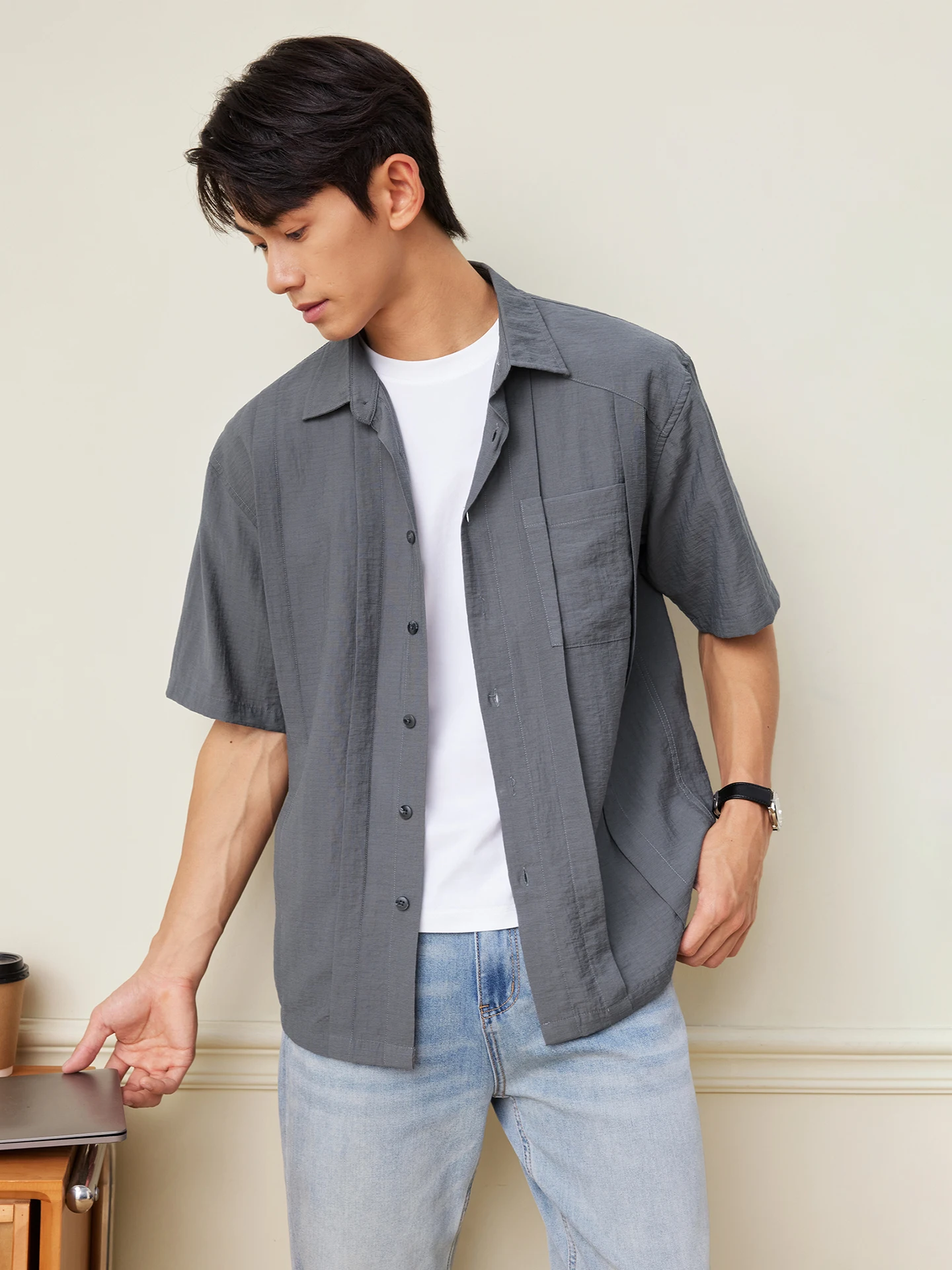 5月のメンズファッションでおすすめの冷感デザイン半袖シャツ