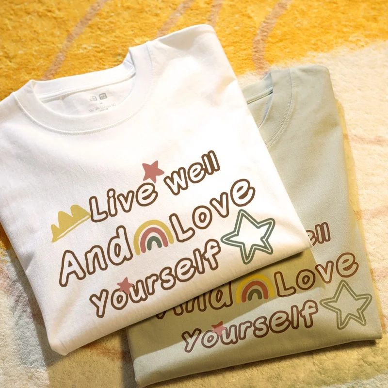生活を楽しむ方向けのカジュアルなロゴTシャツ：everyday i likeの日常スタイル実現