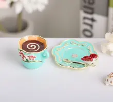 ロマンティックなデザイン！エナメル装飾の蝶と花のコーヒーカップ【インテリア小物・合金製】
