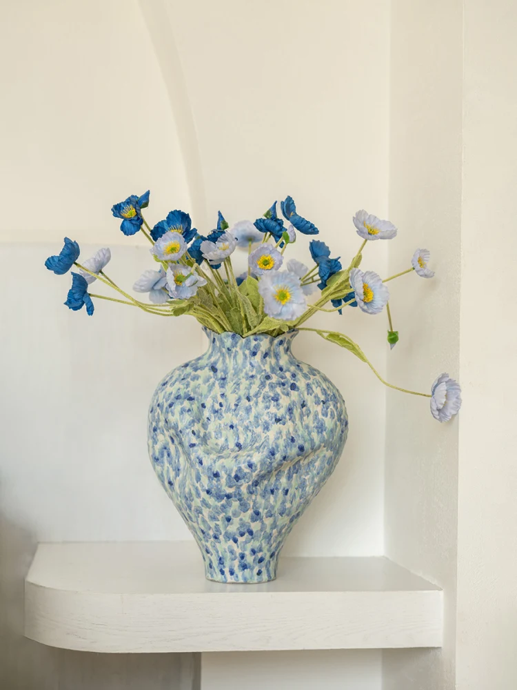 青い花瓶を選ぶべきか？自然な暮らしに溶け込む、手作り陶器の花瓶がもたらす心の癒しとは