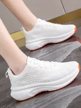 軽量の白色テニスシューズ【女性用・クッション性・バドミントン・バレーボール対応】