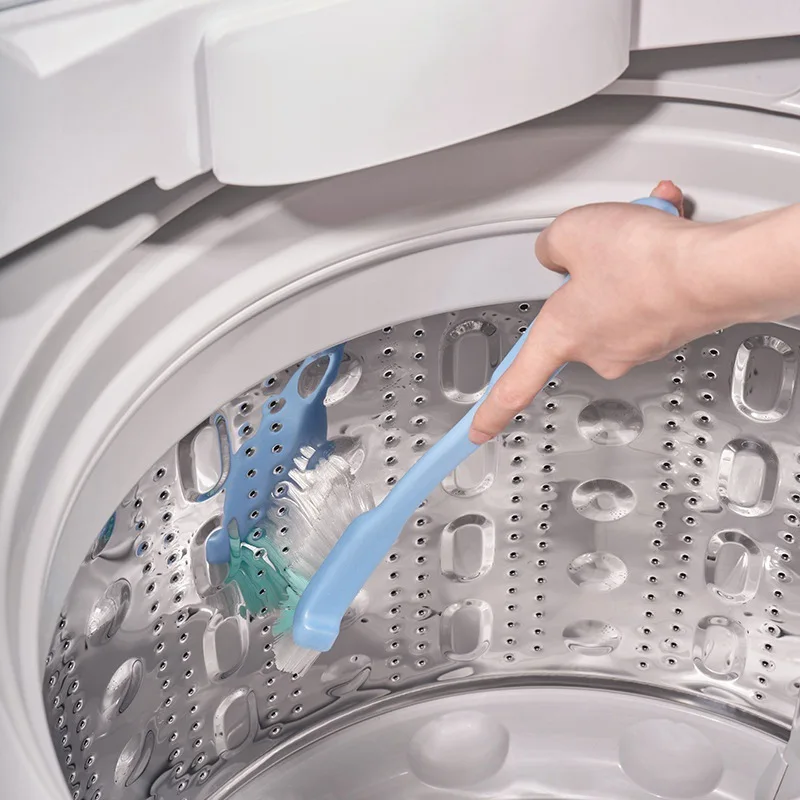 キッチン用排水口クリーナー：長柄ブラシと角度付き設計で水切り槽を効率的に清掃