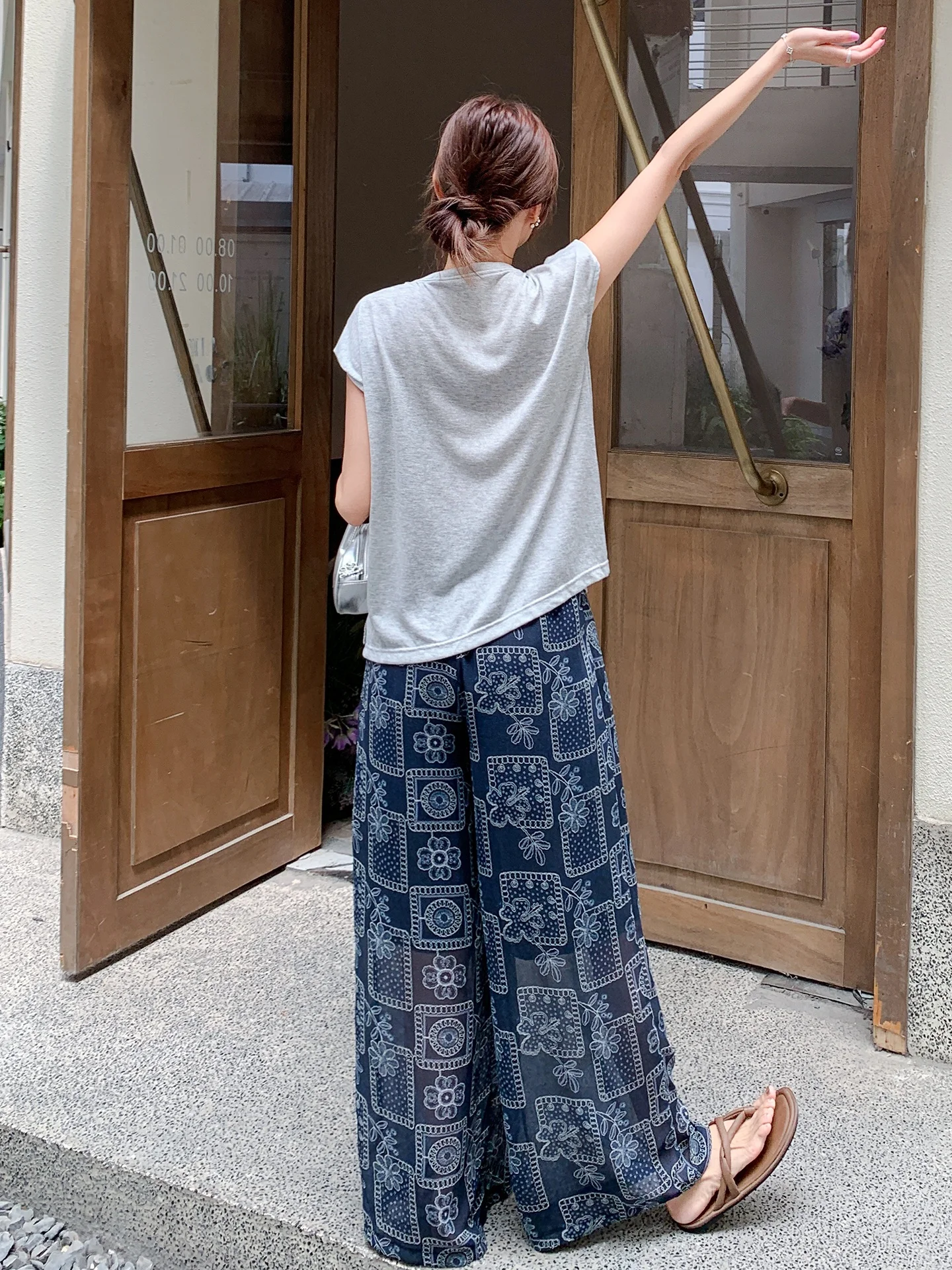 フレアパンツとトップスの組み合わせで、夏の日常をどう変える？