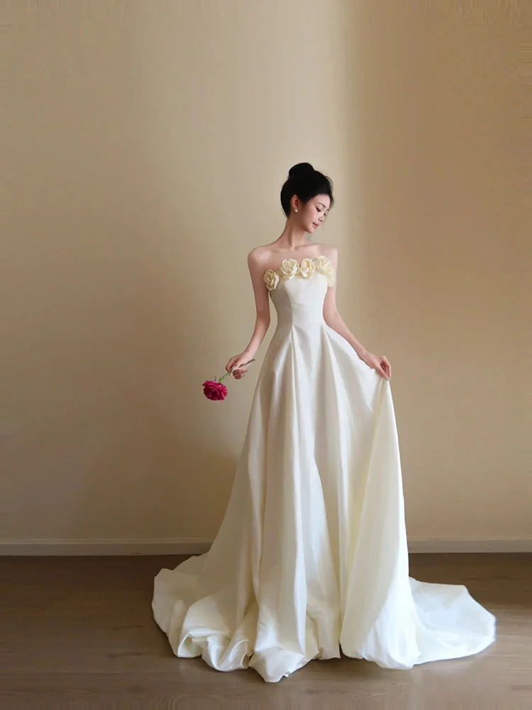 世界の花嫁衣装：胸出しデザインの軽やかなウェディングドレス【サテン仕立て・トレイン付 き・エレガント】