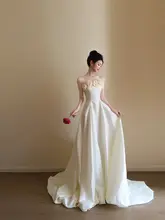 胸出しデザインの軽やかなウェディングドレス【サテン仕立て・トレイン付き・エレガント】