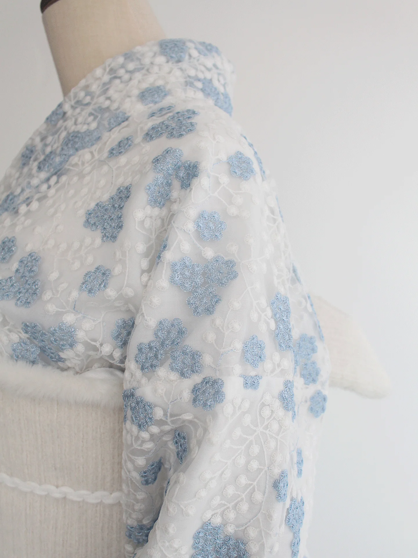山鳥デザインの刺繍入り和服：ブルー・ホワイト・シルバーの二部式セットアップとは