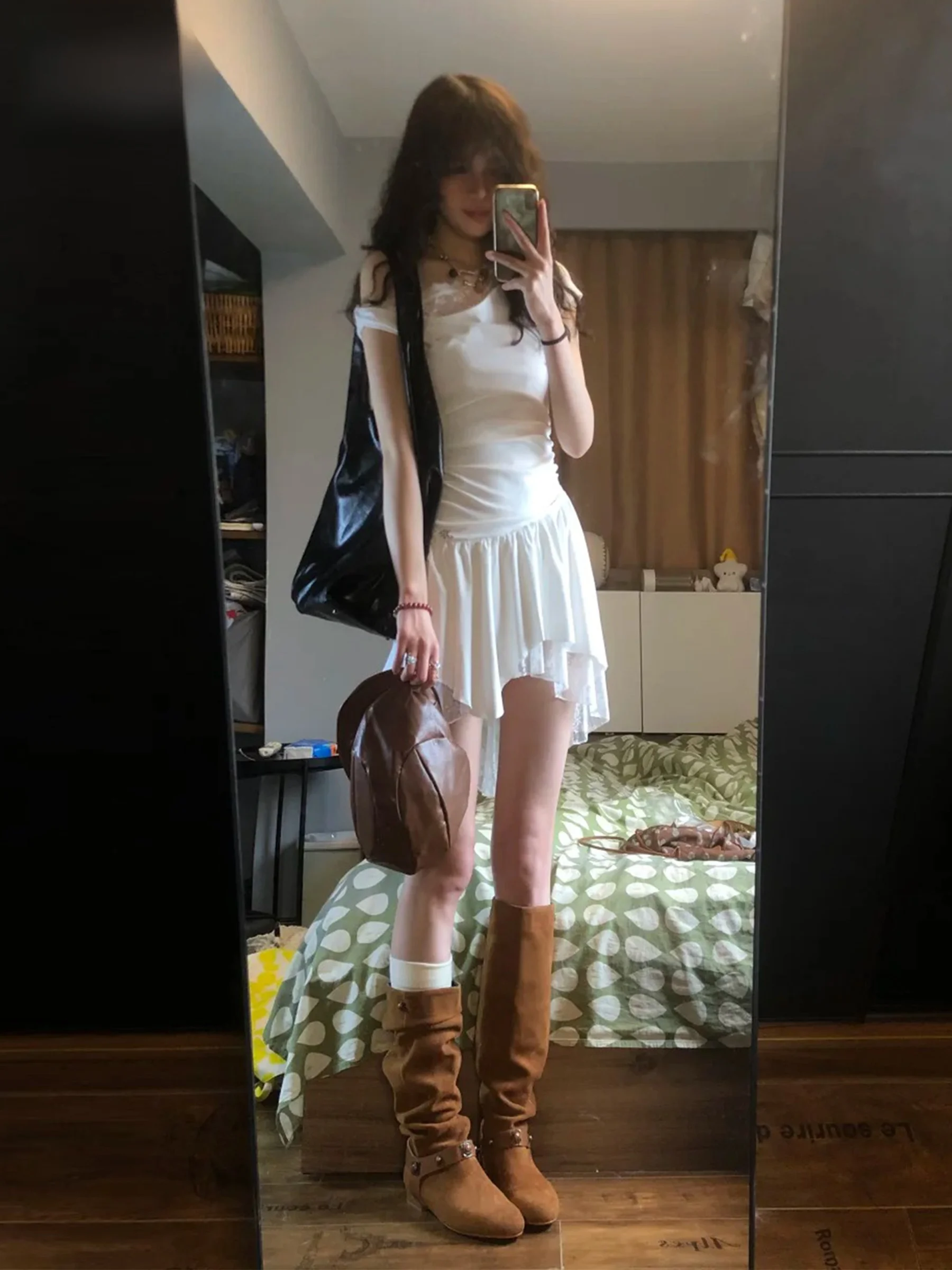20代女性が夏に選ぶべき「オシャレな着こなし」は、この白色の斜め肩レース切替ワンピース？
