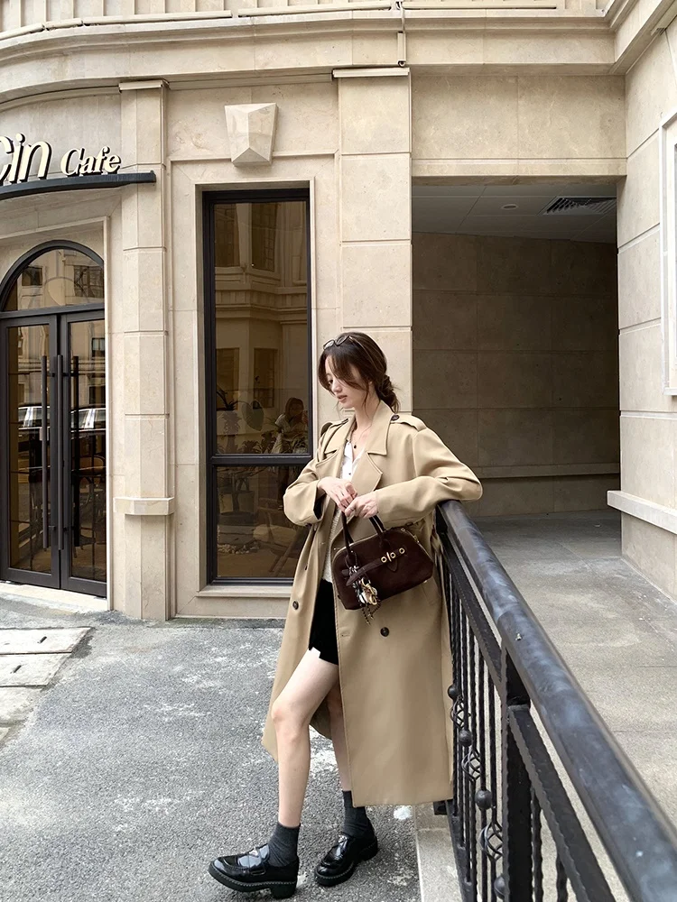 大人可愛い服 40代コーデの完全ガイド｜カーキトレンチコートで心の余裕を演出