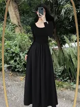 シンプルなデザインの黒いロングドレス【長袖・ウエスト絞り・ラウンドネック・大人の雰囲気】