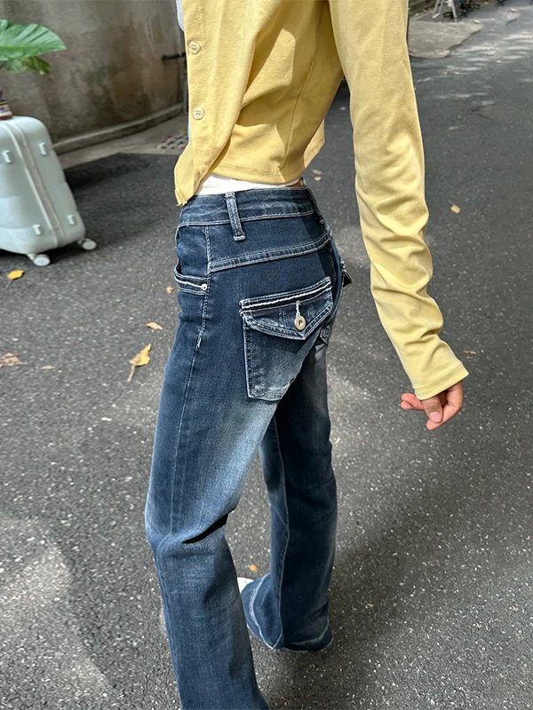 深い青色のローライズブーツカットジーンズ：40代アラフォー向けの秋冬カジュアルコーデに最適なスリムフィットスタイル