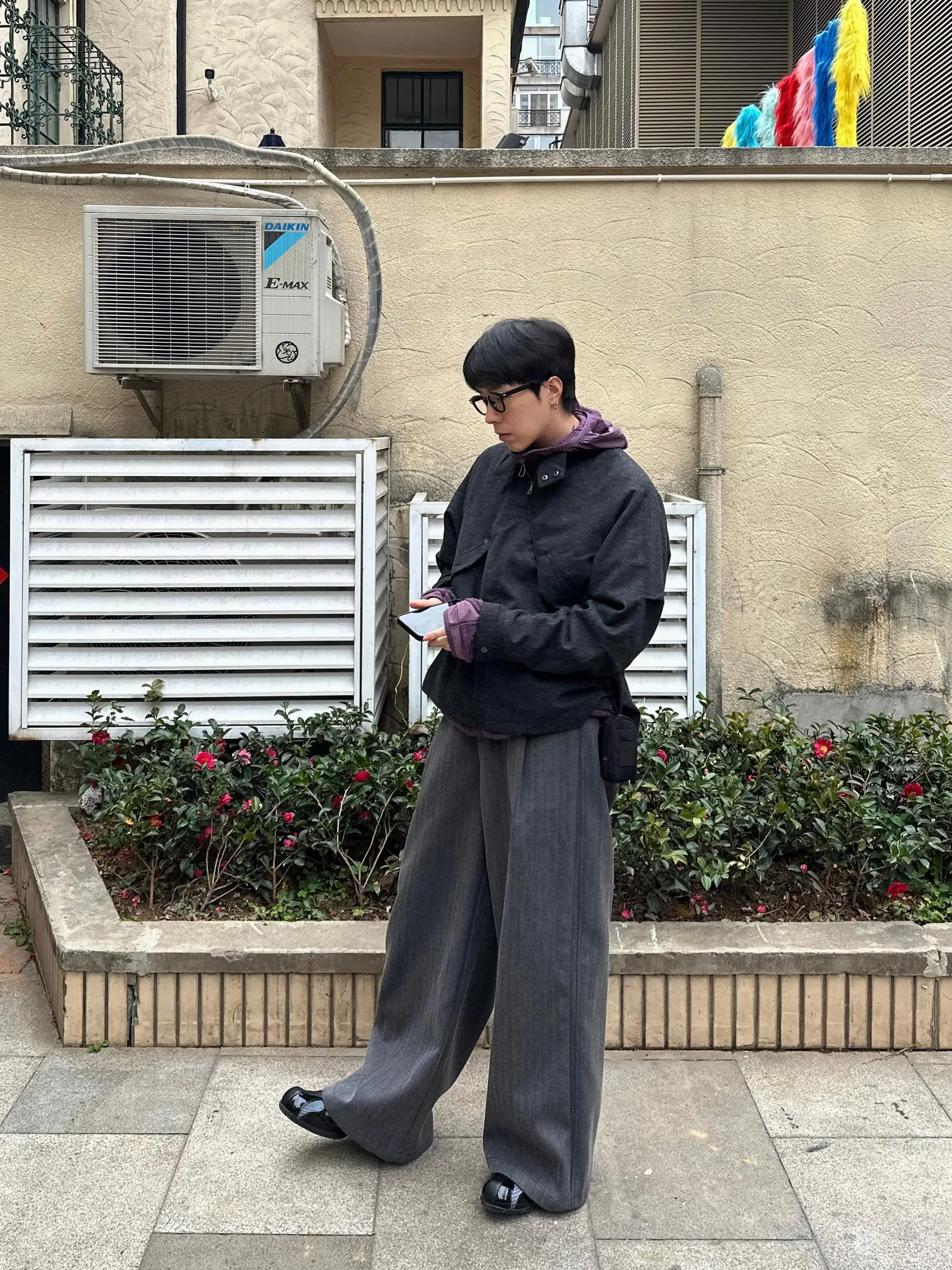 サイドラインパンツ レディースはどう選ぶ？人字柄のAラインバギーパンツが解決する「シルエットが綺麗なパンツ レディース」の悩み
