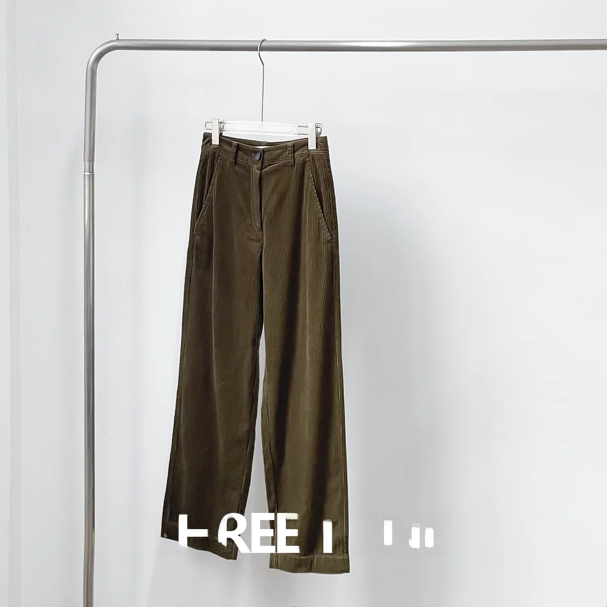 ハイウエストフレアパンツはどんなスタイル？通勤からレジャーまで使える本当の魅力とは