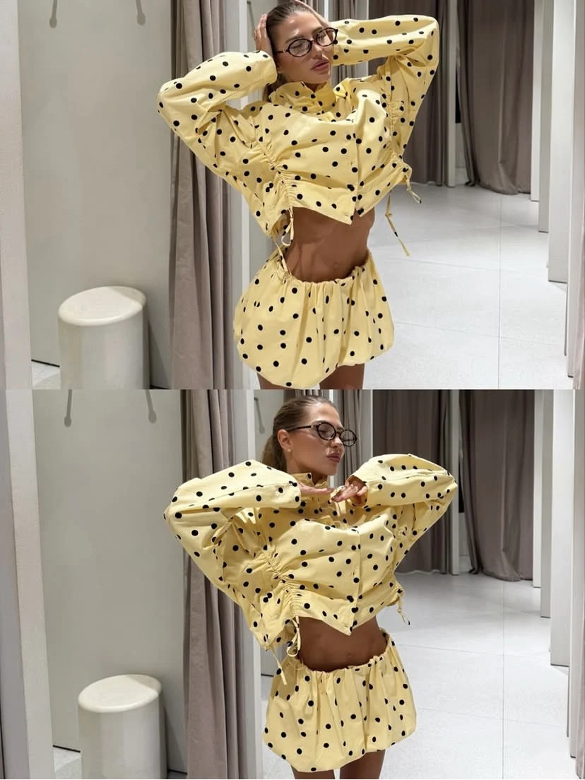 黄色いドット柄ジャケット：クラシックなスタイルで日常のリラックスを実現