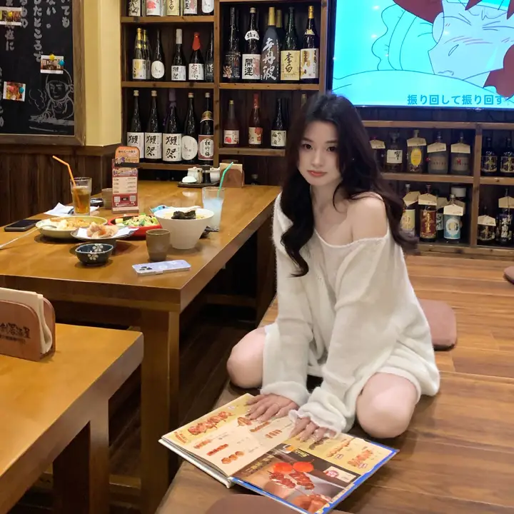 春にぴったりな斜め肩デザインのニットトップス【女性用・したフィット感・カジュアル】