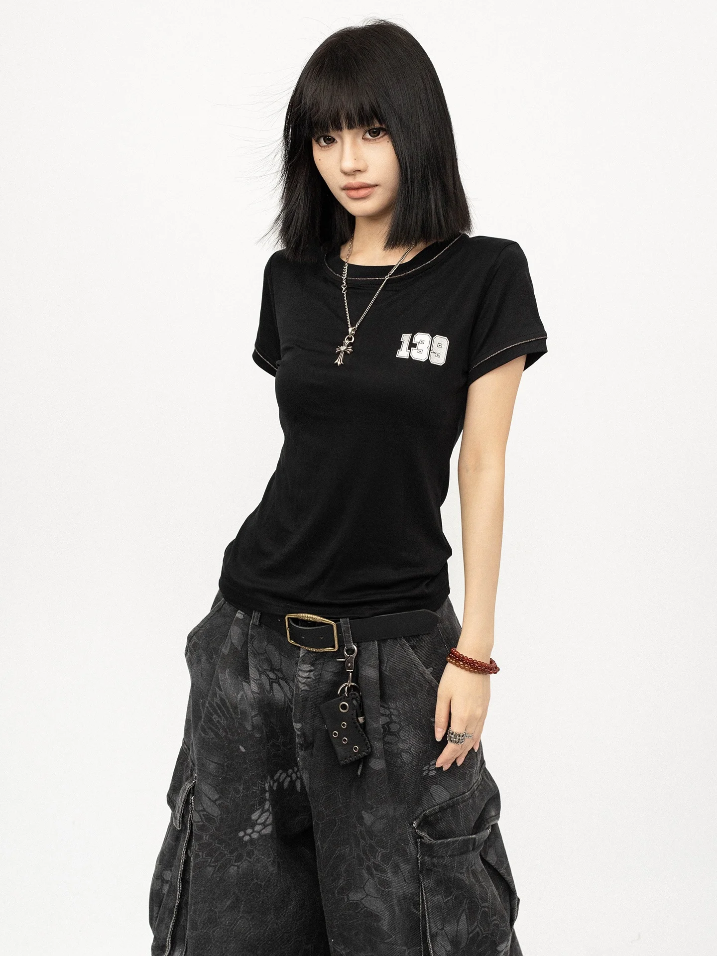 骨格ストレート tシャツはどう選ぶ？アメリカンレトロなブラックショルダーTが通勤と日常でどう活躍するのか