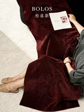 余尘デザインの高級感ある中古調レッドブランケット【寝室用・上質なデザイン】