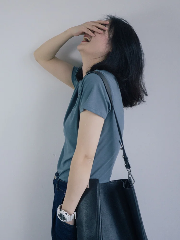 大人可愛いの本質とは？霧がかった青Tシャツで徹底解説