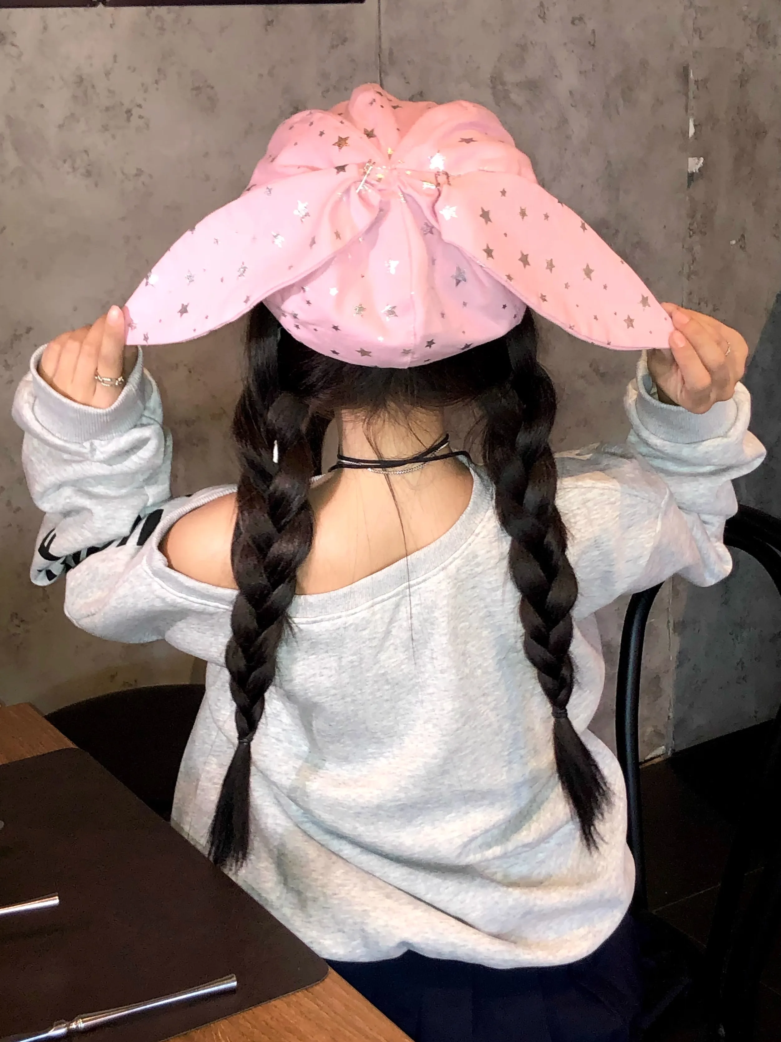 可愛いピンクのリボン付きバニー耳ベレー帽：夏用八角形デザインのオシャレなファッションアイテム