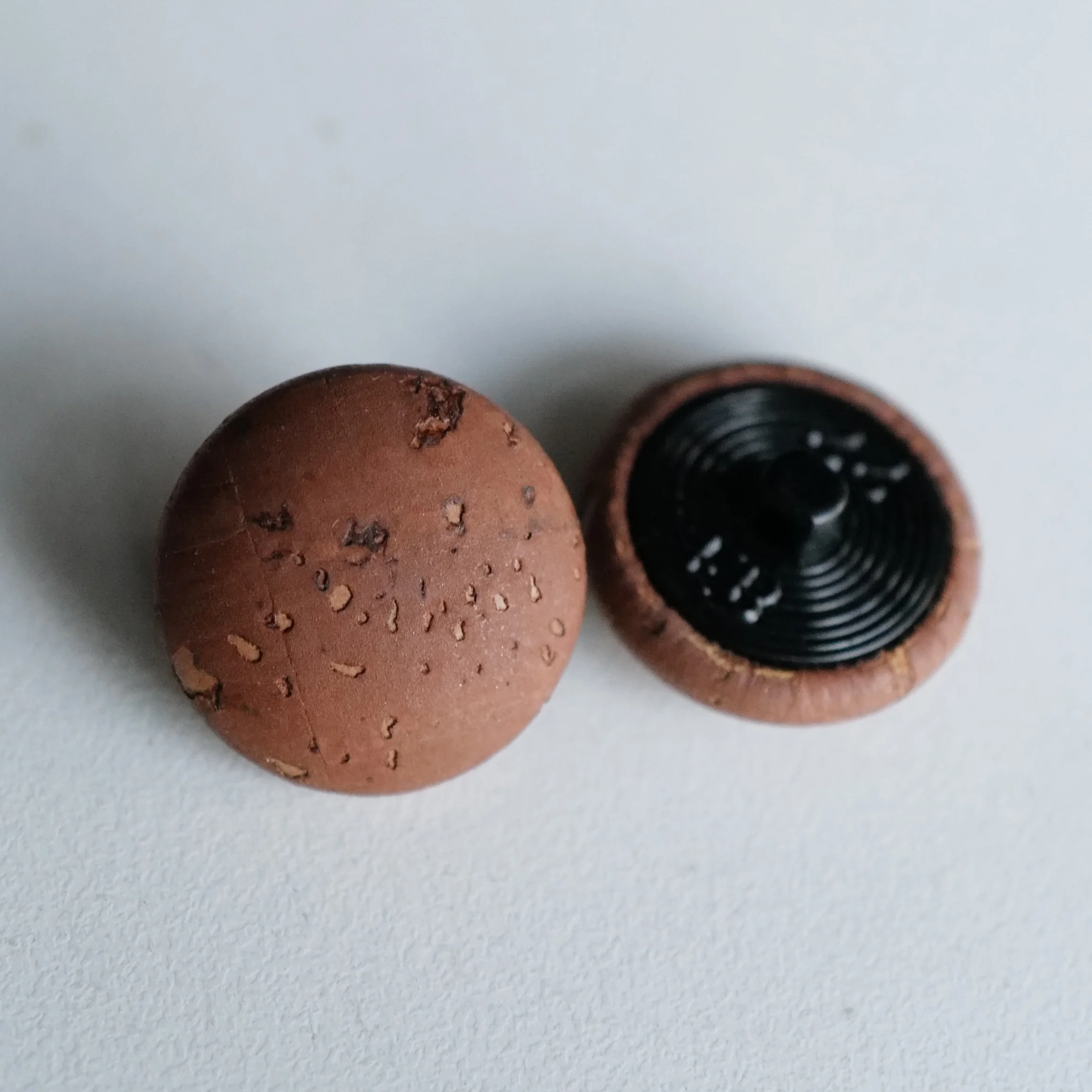 コルク製ボタン22mm：Textile Gardenブラウン染色の実用性と保存方法