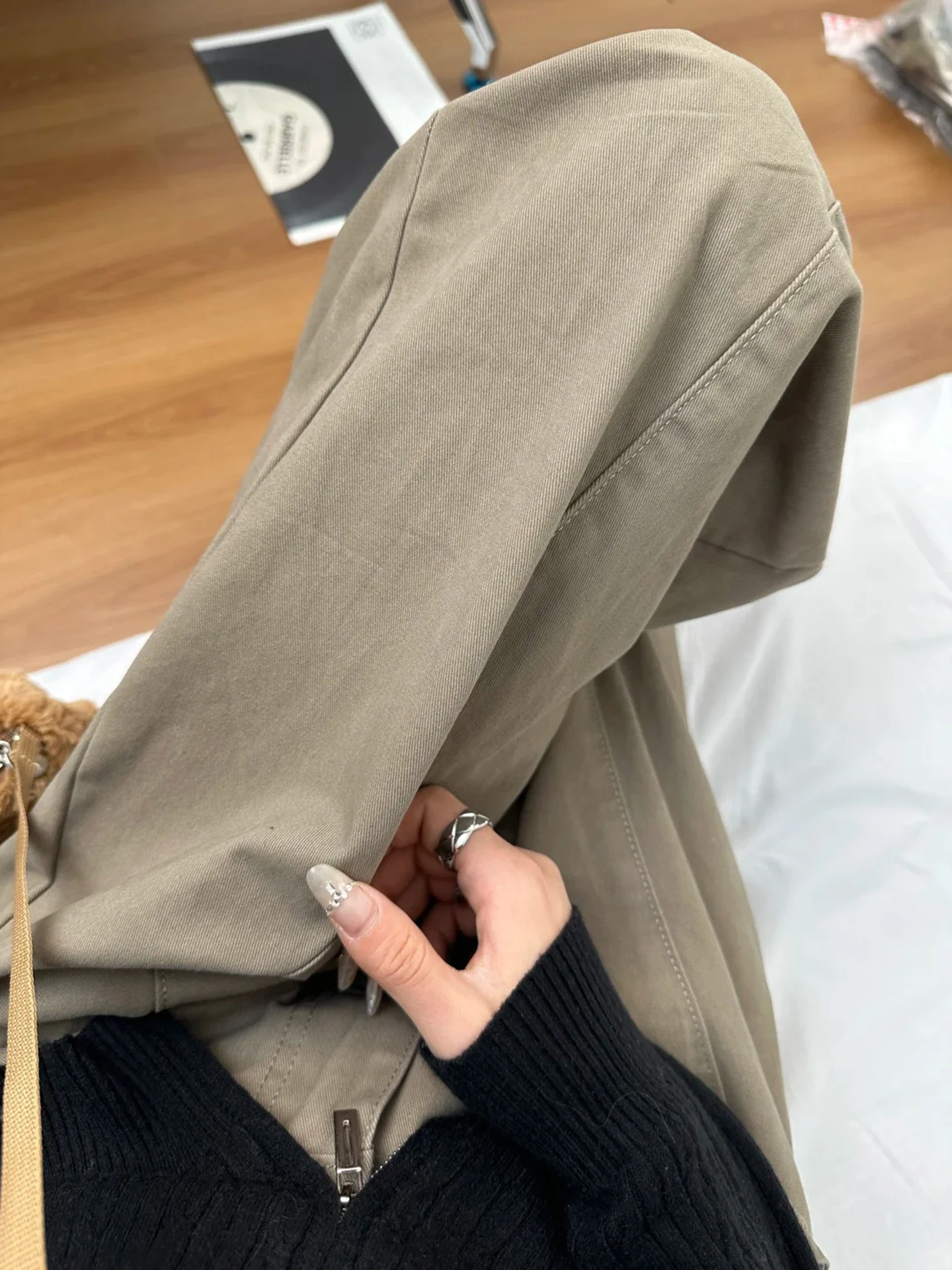 ジージャンに合うズボン レディースは、カーキ色のストレートパンツが今、最も人気なの？