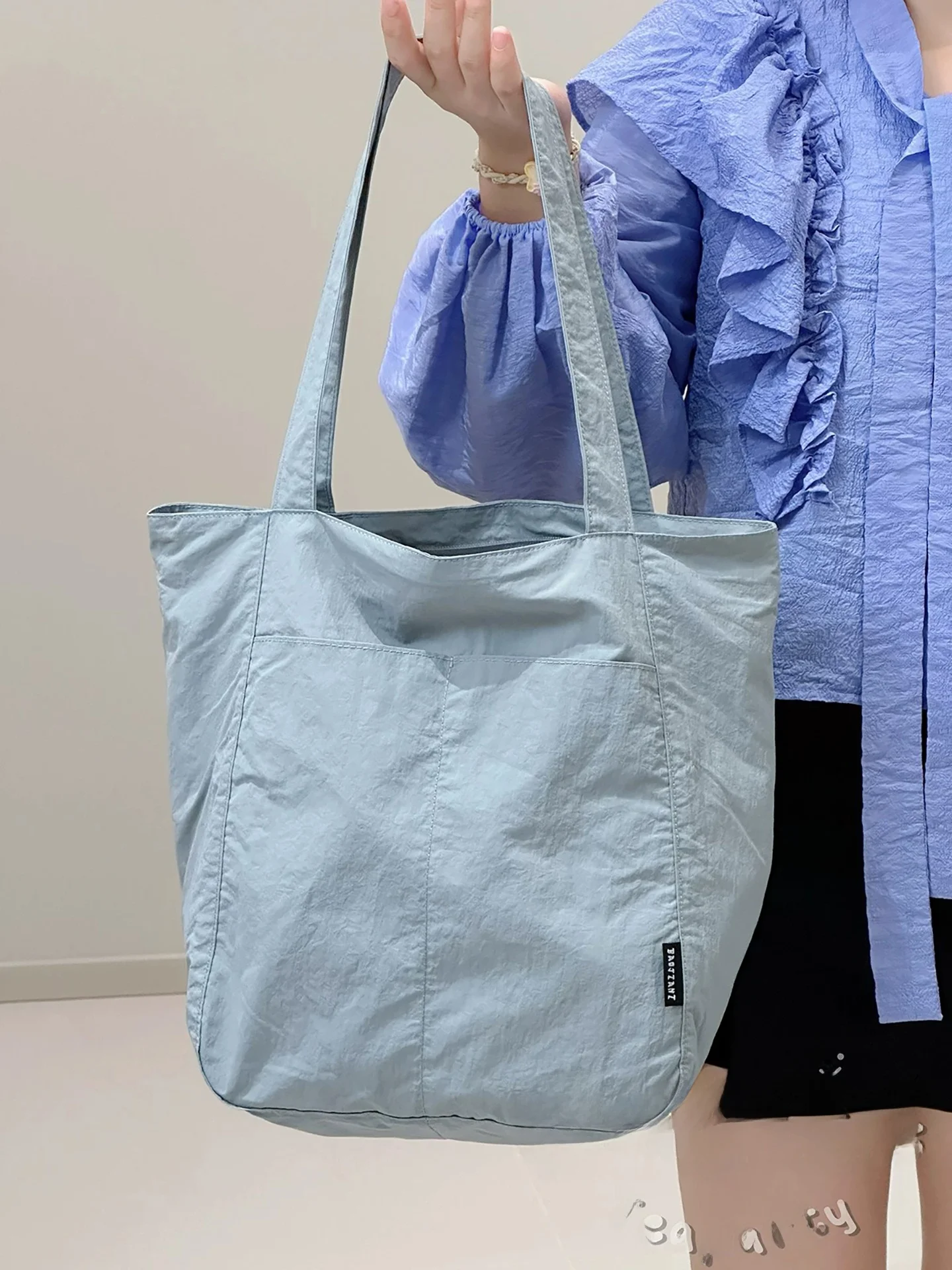 大きめトートバッグ 軽量モデル：茶話会のカジュアル通勤トートバッグが解決する日常の負担