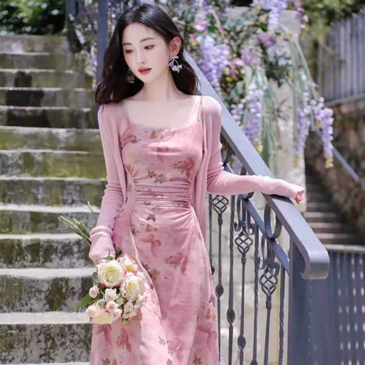 した夏のコーディネート！ウエスト絞りの花柄キャミソールワンピースとニットカーディガン（セットアップ対応）