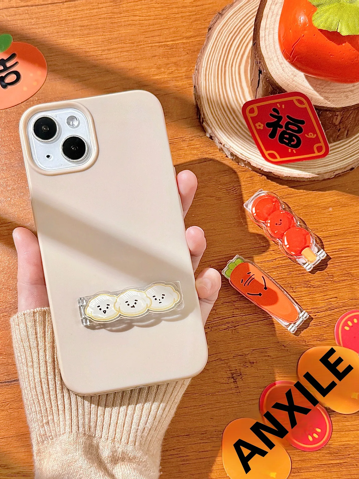 折りたたみ式スマートフォンスタンド：背面貼り付けタイプで万能なデスク支え