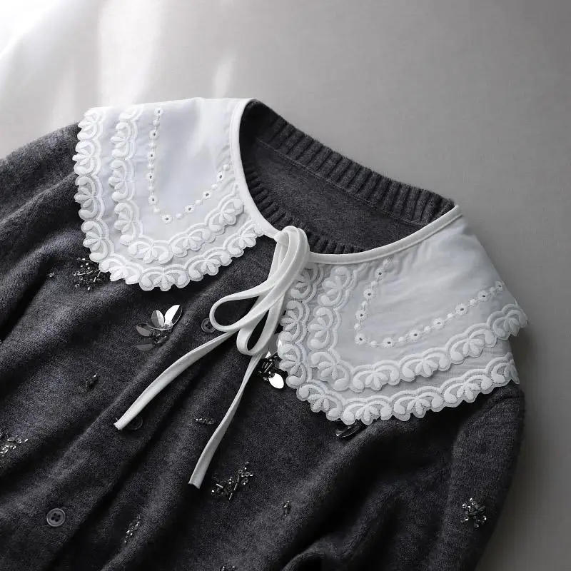 コクーンシャツとしてのレイヤードデザイン花柄刺繍アイテム：大きめラペルと結び紐が実用性を支える
