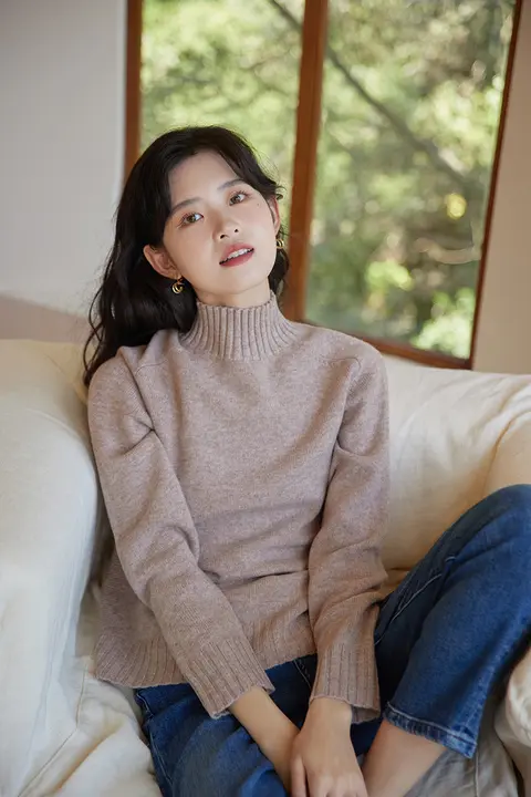 メリノウール製のフィットニットセーター【前短後長・サイドスリット・ハイネック】