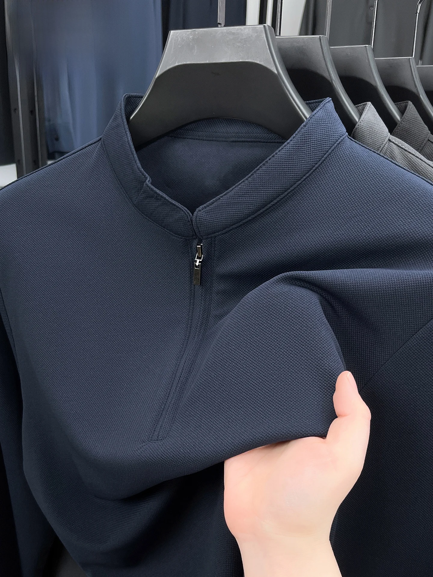 ハーフジップ メンズ コーデはどう選ぶ？TUCANOの半袖ハーフジップTシャツが解決する3つの悩み