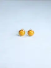 天然の琥珀丸型ピアス【シルバー925・デイリーユース・耳に優しい】