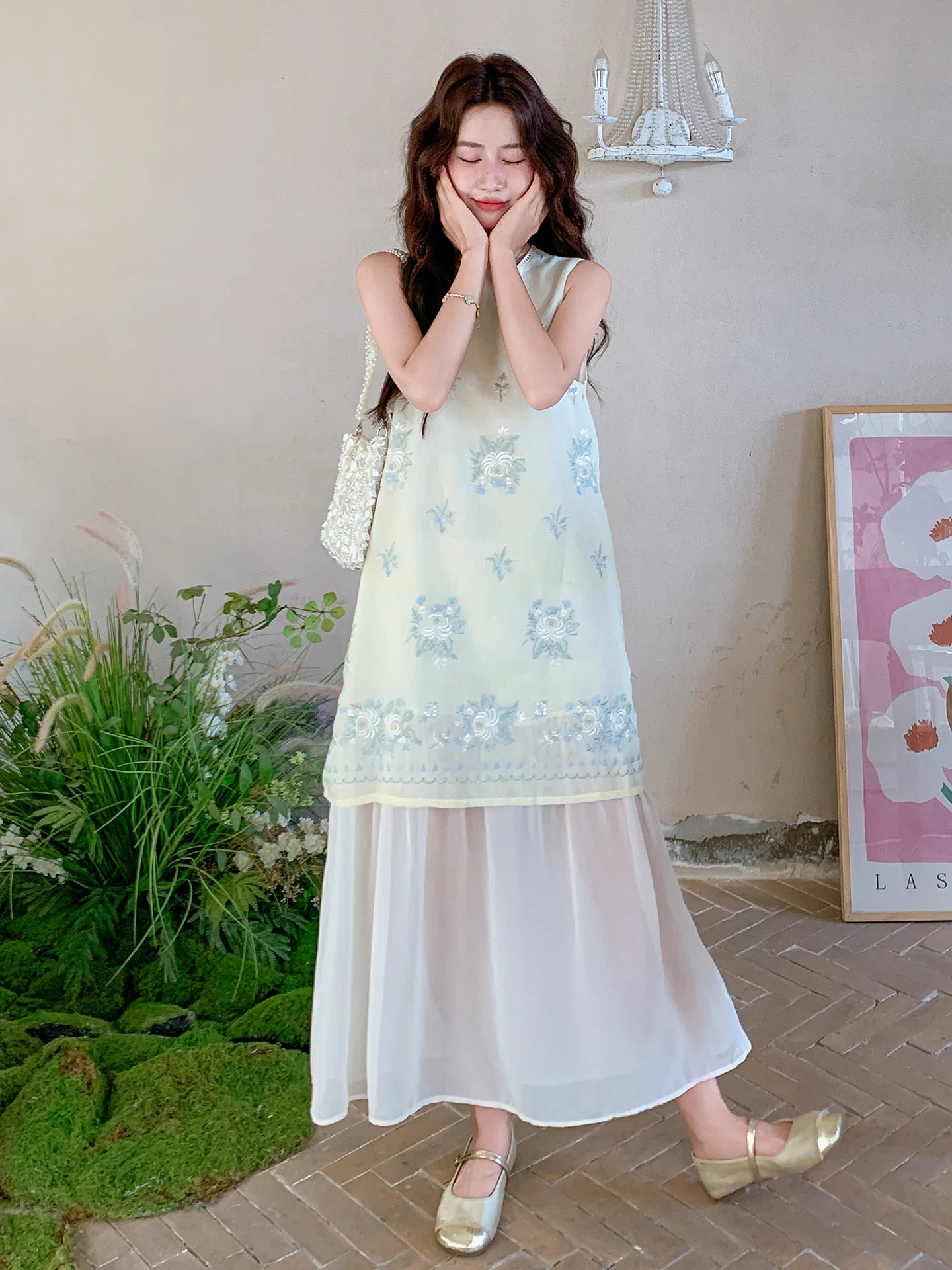 上品な刺繍のノースリーブマキシドレス：新中式スタイルのエレガントな夏の着こなし