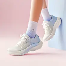 軽量で通気性抜群！厚底のレディースランニングシューズ【デザイン・快適な履き心地】