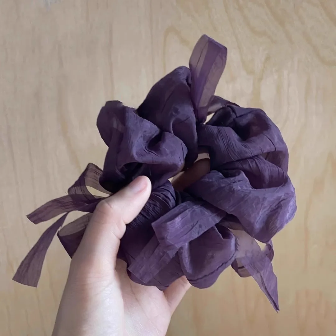 ポニーテールにカチューシャをつけるためのバレリーナ風チュールリボンヘアゴムガイド